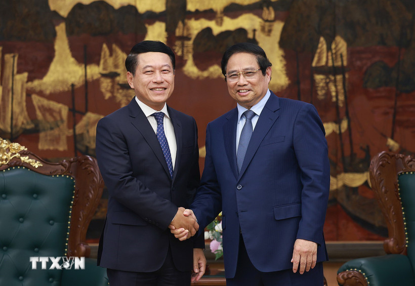 Politburo member, Prime Minister Pham Minh Chinh and Politburo member, Deputy Prime Minister of Laos, Head of the Lao Business Reform Committee saleumxay Kommasith. Photo: VNA