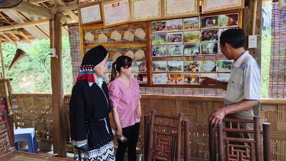 Ba con nguoi Dao Tien tai xom Sung, xa Cao Son gioi thieu den du khach van hoa truyen thong. Anh: Binh Khang