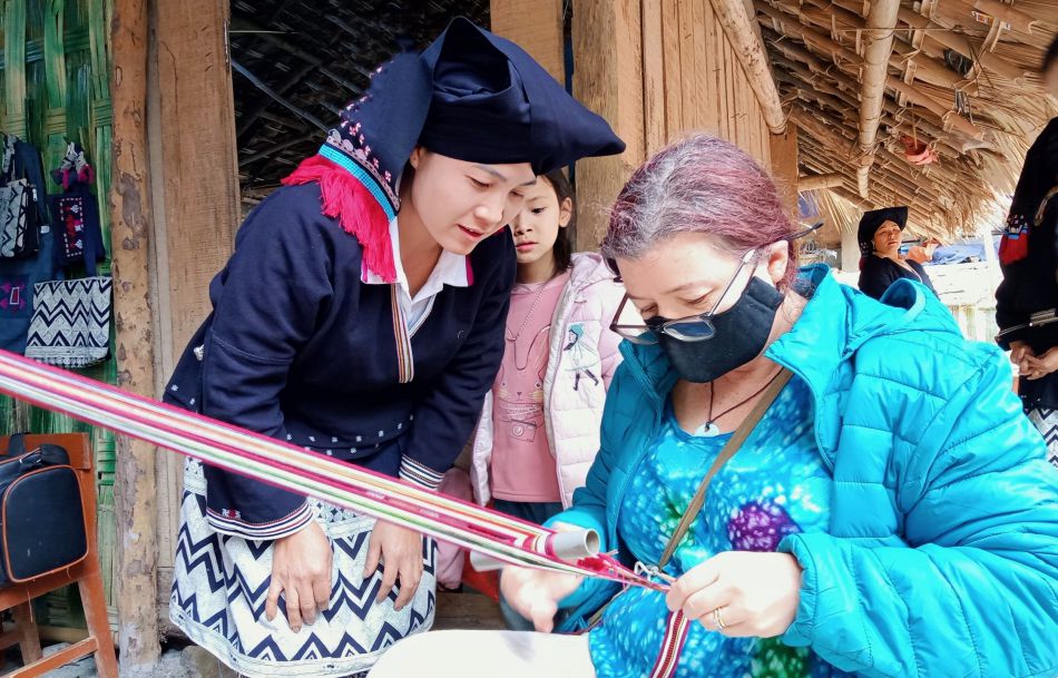 Visitors experience the brocade weaving craft of the Dao Tien people, in Sung hamlet, Cao Son commune, Phu Tho province. Photo: Binh Khang