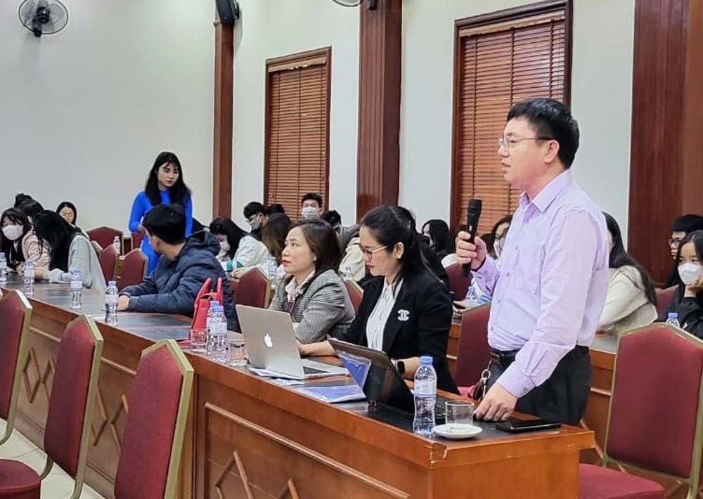 Journalist Quang Dai questioned and defended teachers' rights at a press conference. Photo: T.L