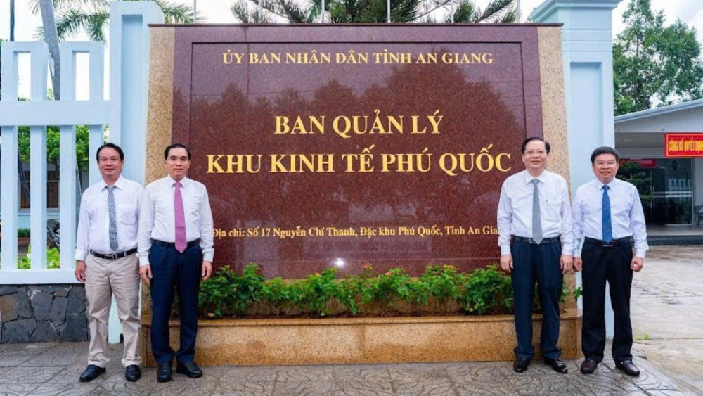 Mr. Ngo Minh Tri - Deputy Head of Phu Quoc Economic Zone Management Board (right cover) holds the position of Vice Chairman of Phu Quoc Special Zone People's Committee. Photo: Phu Quoc Economic Zone Management Board