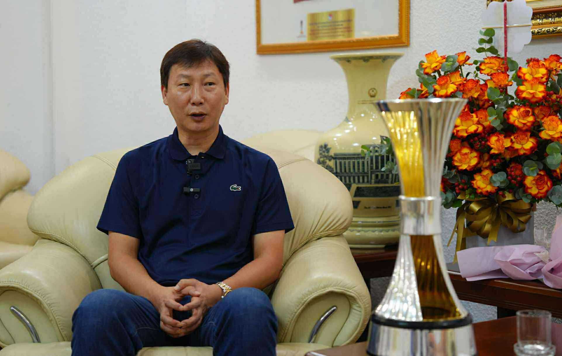 Coach Kim Sang-sik in an interview with Lao Dong Newspaper. Photo: Dinh Hiep