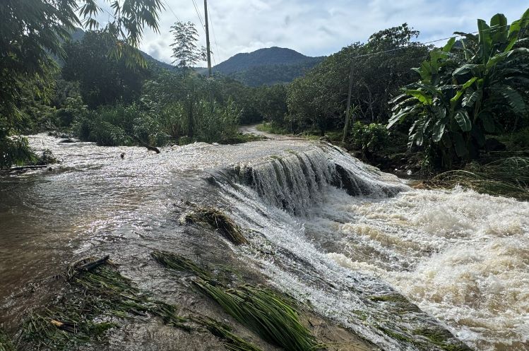 Mua lon keo dai khien nuoc song dang cao, trang vao nha dan va khu vuc san xuat. Anh: Lam Hong