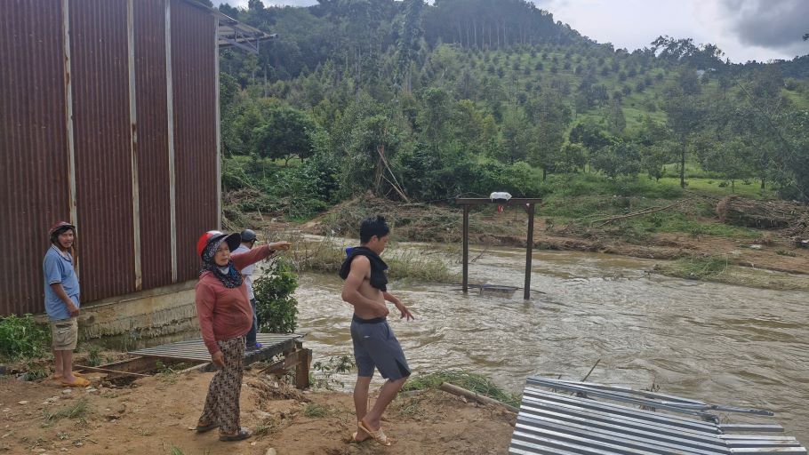 Nhieu tai san, hoa mau cua nguoi dan bi thiet hai sau mua lu. Anh: Lam Hong