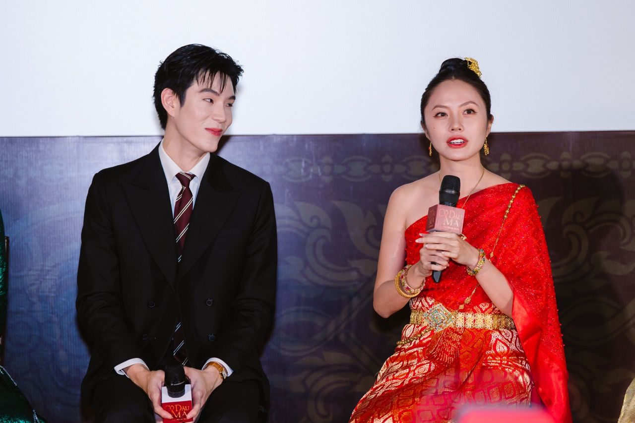 영화 '유령 신부' 기자 회견에서 Rima Thanh Vy (오른쪽). 사진: CGV.