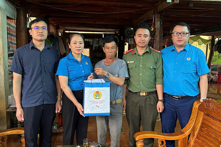 디엔비엔성 노동총연맹은 열사 가족 유족 부상병 인민공안을 방문하여 선물을 증정하고 감사를 표합니다. 사진: 홍응아