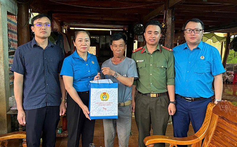 The Dien Bien Provincial Federation of Labor visited, presented gifts, and expressed gratitude to the families of martyrs and war invalids of the People's Public Security. Photo: Hong Nga
