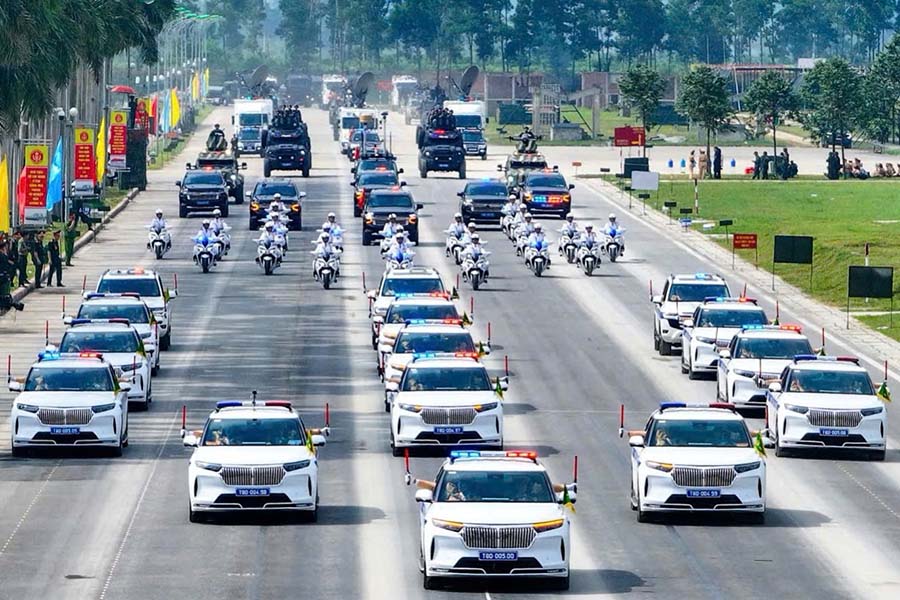 People closely monitor the traffic diversion plan to serve the A80 parade to have a convenient travel route. Photo: Thai Hung