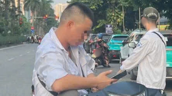 Hình ảnh người đang ông chặn xe giữa đường đòi tiền trông giữ. Ảnh: Minh Phương