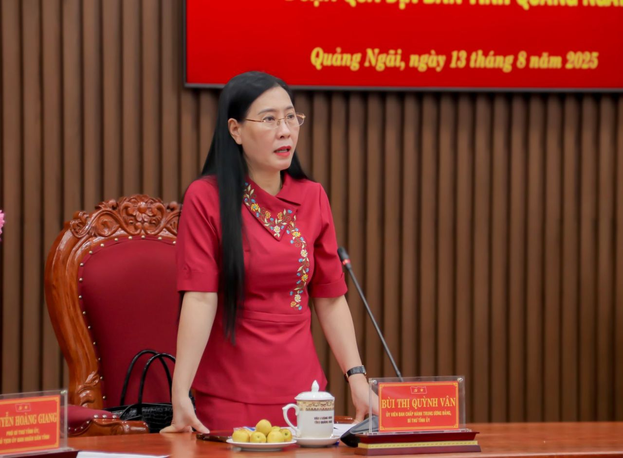 Ms. Bui Thi Quynh Van - Secretary of the Quang Ngai Provincial Party Committee spoke at the meeting. Photo: Huynh Ha