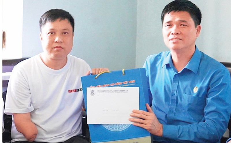 On the occasion of Workers' Month 2025, Vice President of the Vietnam General Confederation of Labor Ngo Duy Hieu presented gifts to workers in Hai Phong who had work-related accidents. Photo: MAI Dung