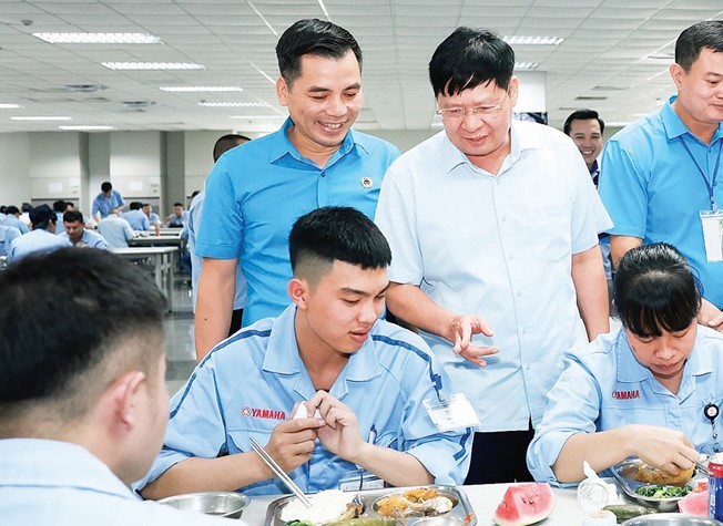 Pho Chu tich Tong LDLDVN Phan Van Anh tro chuyen cung cong nhan Cong ty TNHH Yamaha Motor Viet Nam tai Bua com Cong doan ngay 24.7.2025. Anh: HAI NGUYEN