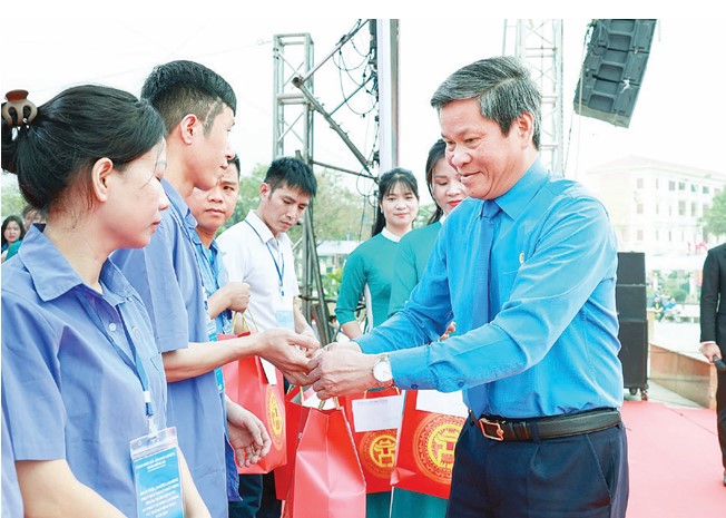  Pho Chu tich Tong LDLDVN Huynh Thanh Xuan trao qua ho tro cho cac cong nhan kho khan tai Thach That (Ha Noi) nhan Thang Hanh dong ve an toan ve sinh lao dong va Thang Cong nhan nam 2025. Anh: HAI NGUYEN