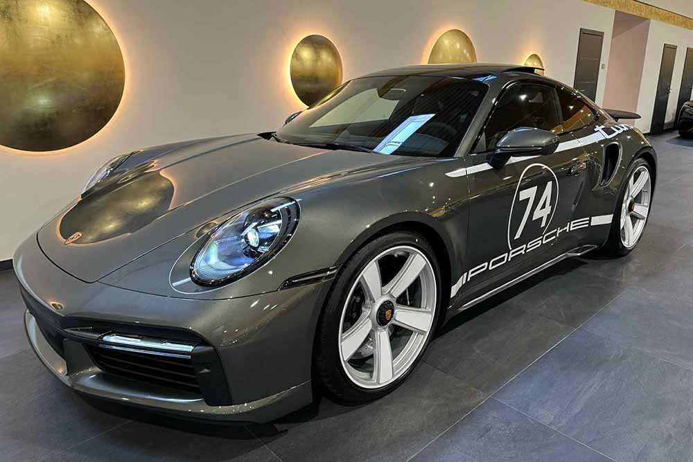 El Porsche 911 Turbo 50 Years posee el diseño y equipamiento caracteristicos de la version conmemorativa limitada a 1.974 unidades a nivel mundial. Foto: Hue Minh