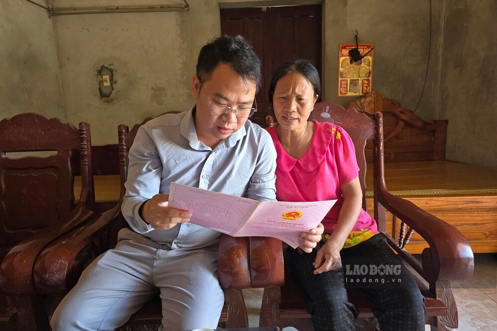 Ms. Trieu Thi Dung's family and 7 other households have been granted residential land after more than a decade of losing land due to a hundred-billion-dong dike project. Photo: To Cong.