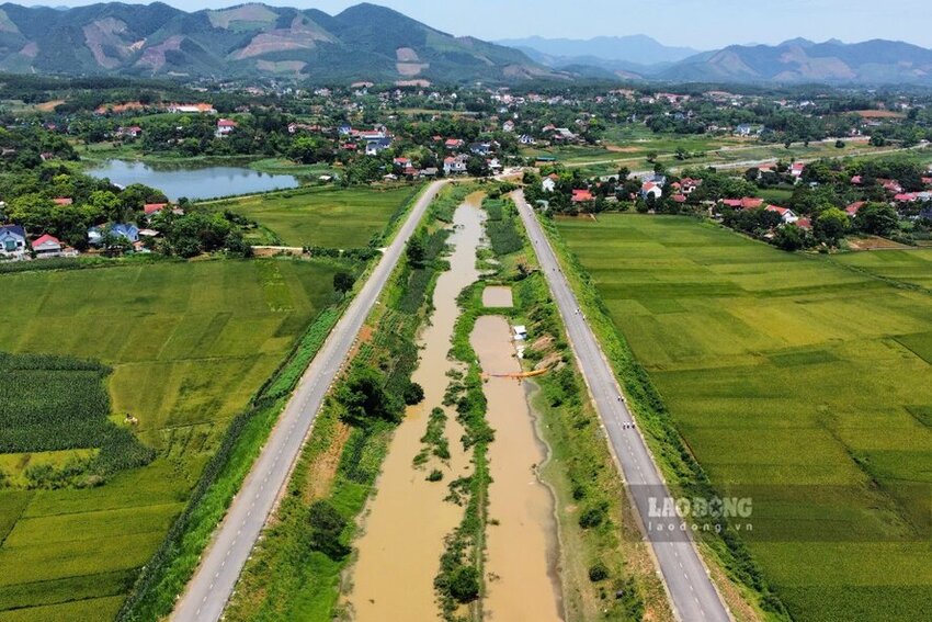 Tuyen de ngoi co nay da duoc tham nhua mat duong. Anh: To Cong.