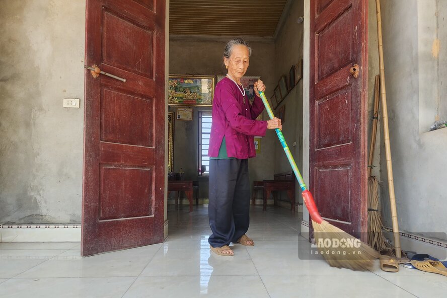Ba Vu Thi thong cam thay nhe nhom khi duoc nha nuoc cap tra lai dat o. Anh: To Cong.