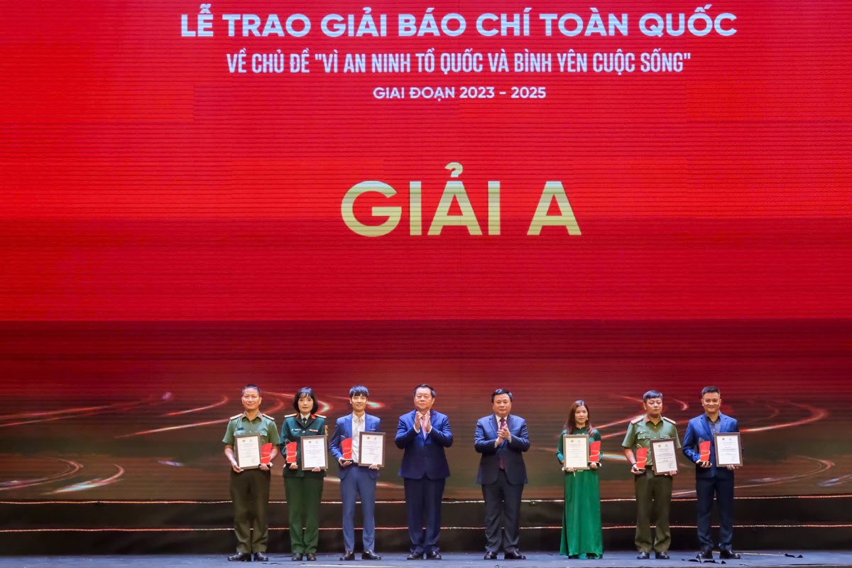 Authors and groups of authors won the A Prize of the Press Award "For National Security and Peace in Life". Photo: Huong Nha