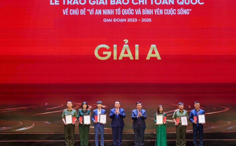 Authors and groups of authors won the A Prize of the Press Award "For National Security and Peace in Life". Photo: Huong Nha