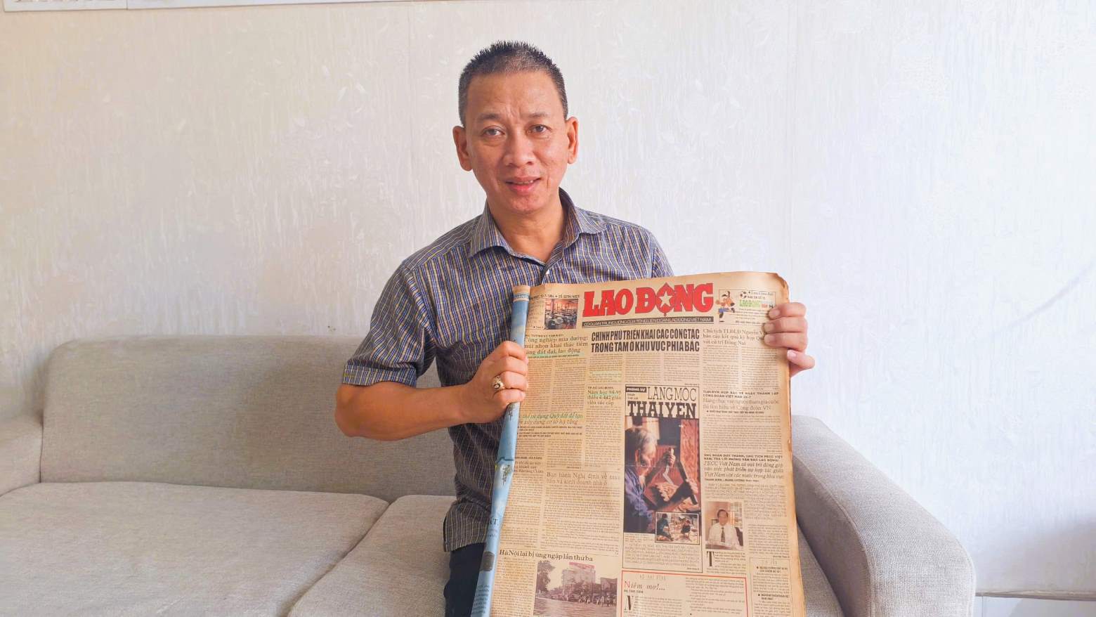 독자 Nguyen Thanh Dung (50세 다낭시)과 지난 30년 동안 수천 개의 노동 신문을 보존해 온 컬렉션 수집 여정. 사진: HOANG BINH