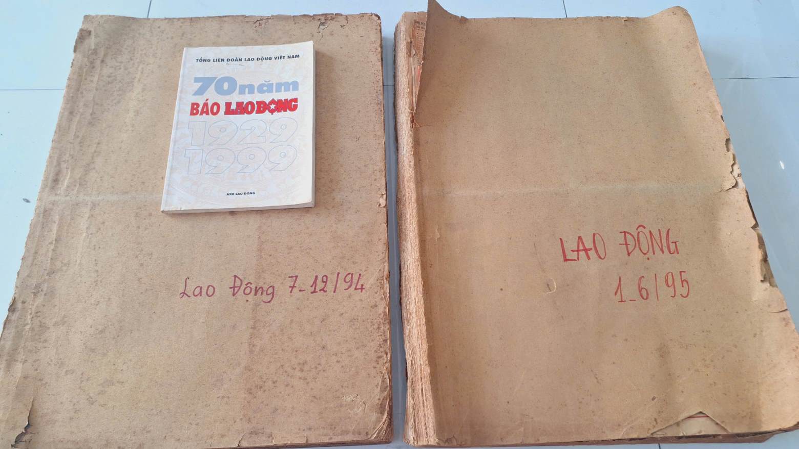 Nhung tung to Bao Lao Dong da ua mau thoi gian, duoc anh Dung gin giu can than, nhu mot phan ky uc ve nguoi cha cua minh. Anh: HOANG BIN