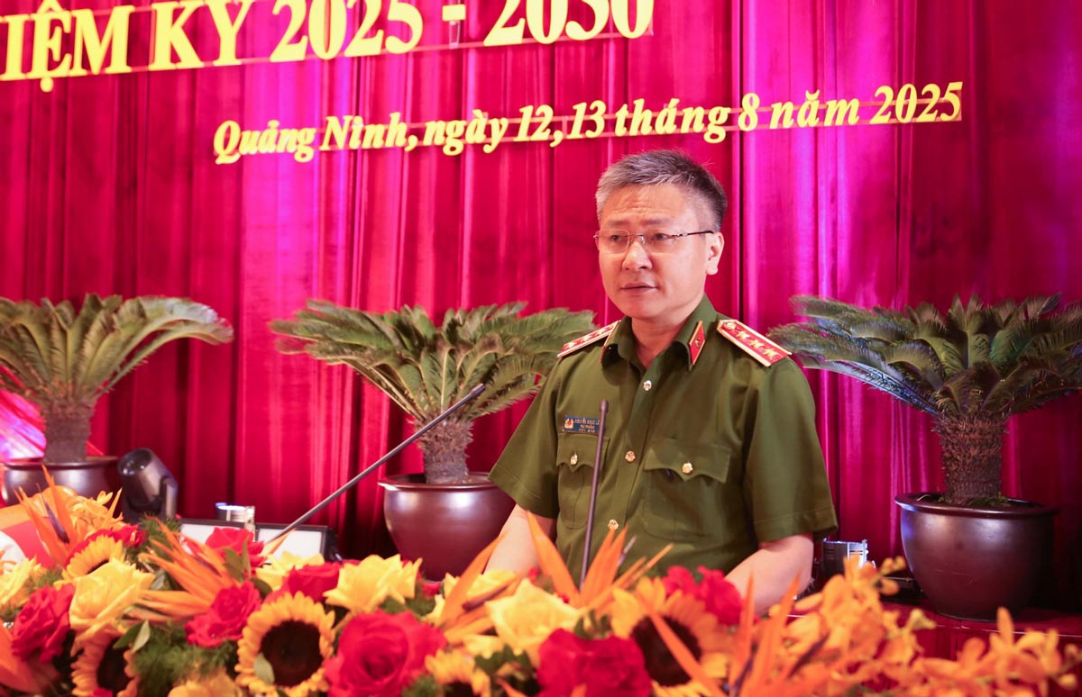 Thuong tuong Nguyen Ngoc Lam - Uy vien Ban Thuong vu Dang uy Cong an Trung uong, Thu truong Bo Cong an phat bieu chi dao tai Dai hoi. Anh: Cong an Quang Ninh