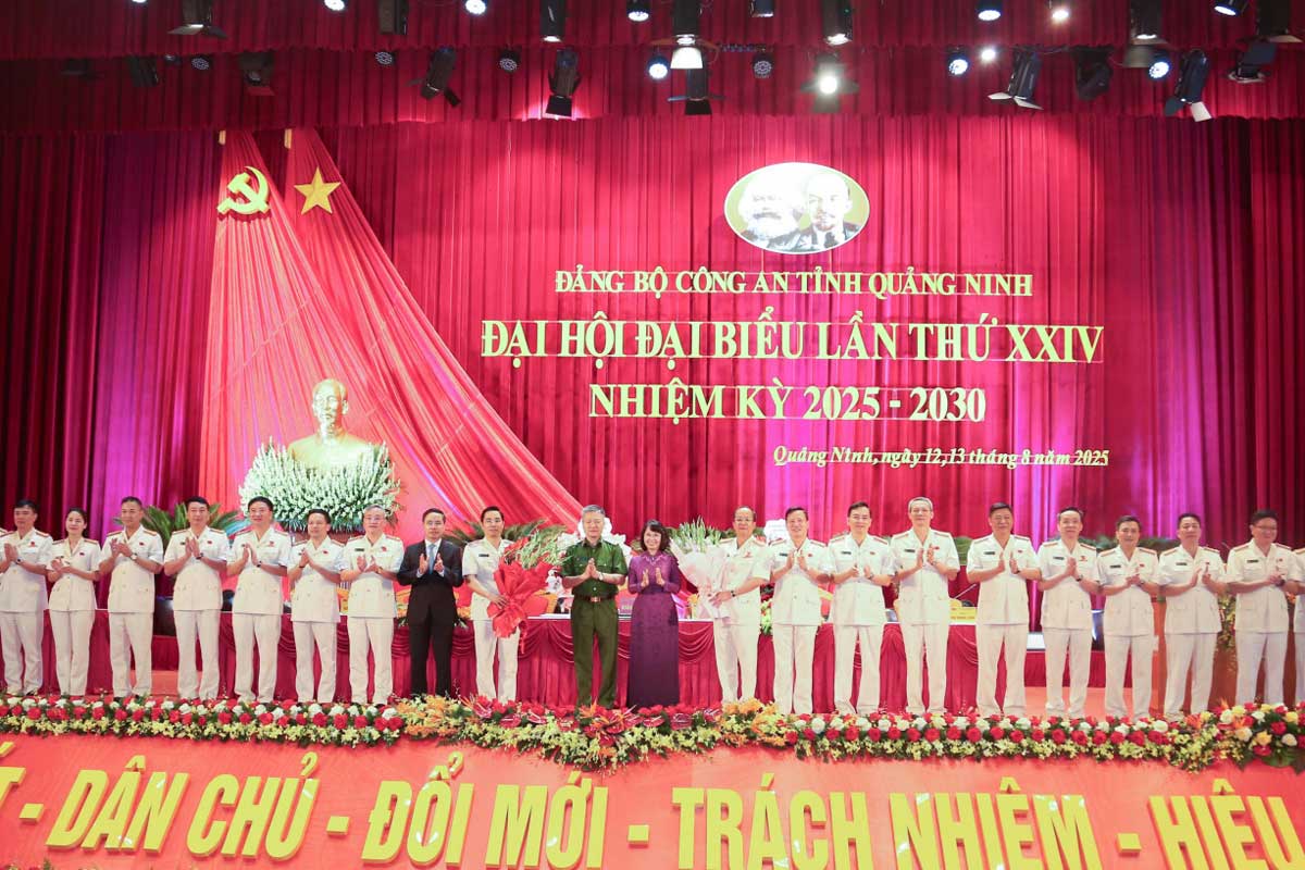 Leaders of the Ministry of Public Security and leaders of the Province presented flowers to congratulate the Executive Committee of the Quang Ninh Provincial Police Party Committee, term XXIV. Photo: Quang Ninh Police