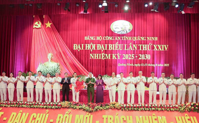 Leaders of the Ministry of Public Security and leaders of the Province presented flowers to congratulate the Executive Committee of the Quang Ninh Provincial Police Party Committee, term XXIV. Photo: Quang Ninh Police