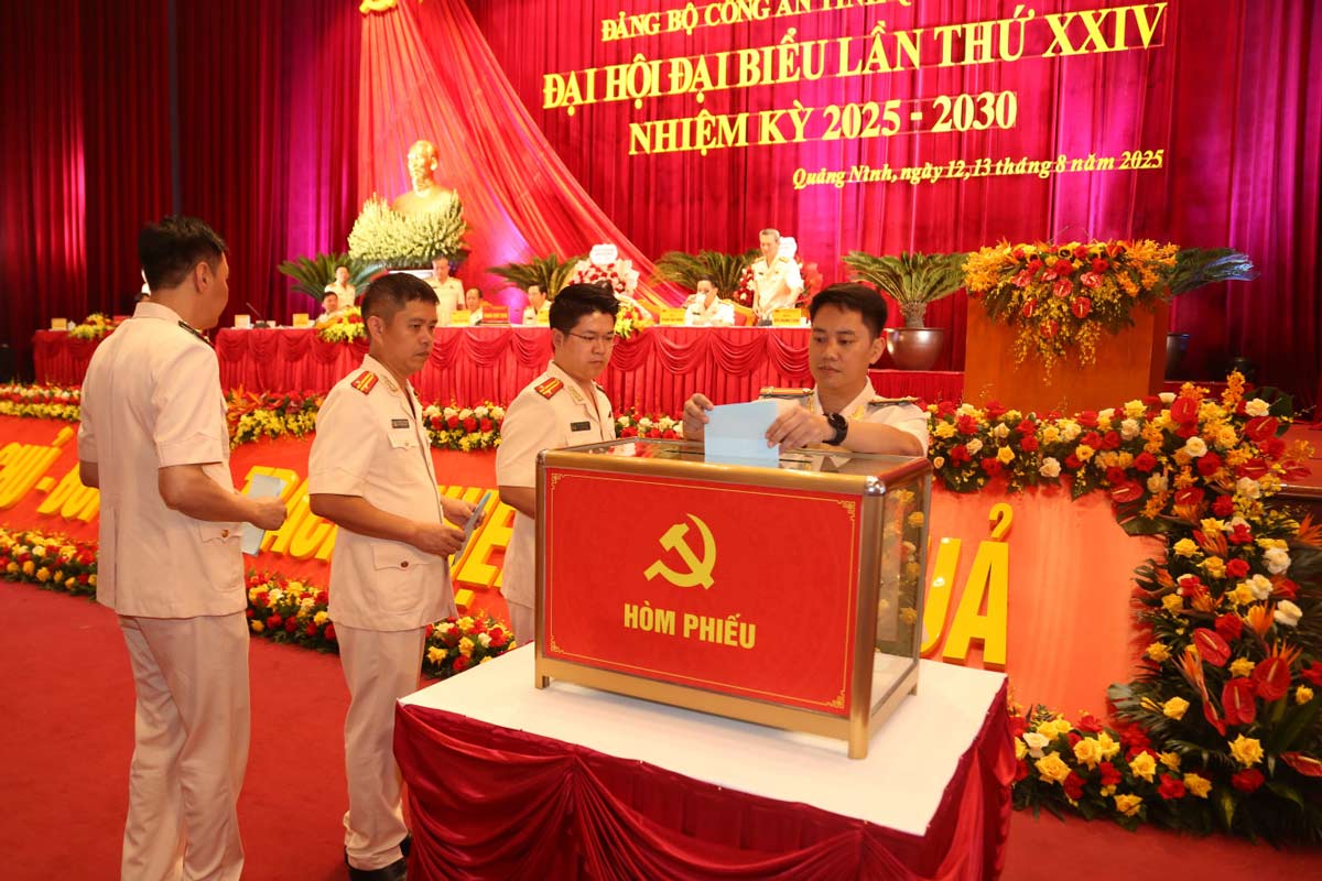 Dai bieu bo phieu bau Doan Dai bieu du Dai hoi Dang bo tinh Quang Ninh lan thu XVI. Anh: Cong an Quang Ninh