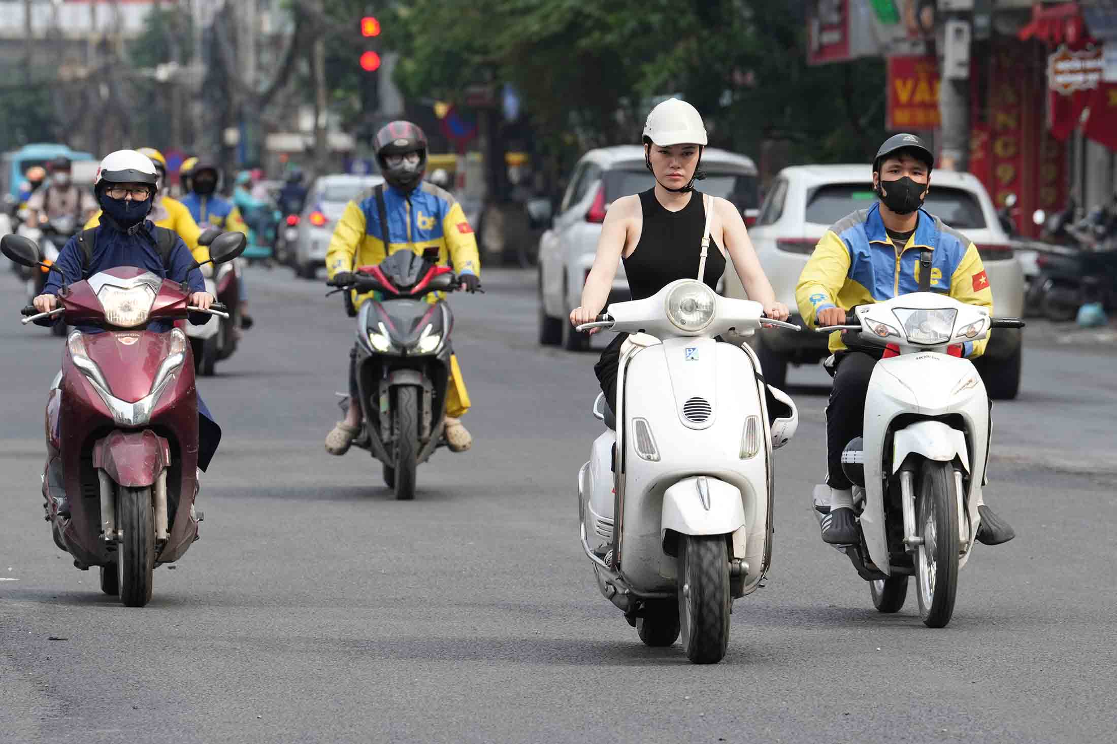 Mot doan duong Nguyen Tuan duoc mo rong giup nguoi dan di lai thuan loi. Anh: Song Huu 