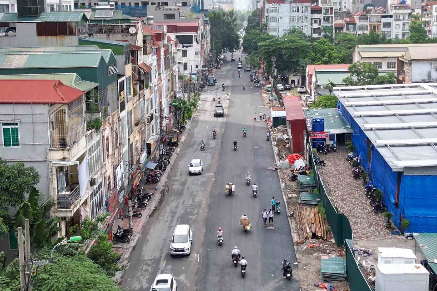 Den nay doan tu ngo 162 duong Nguyen Tuan den nut giao duong Nguyen Huy Tuong da co ban hoan thanh mo rong. Anh: Song Huu 