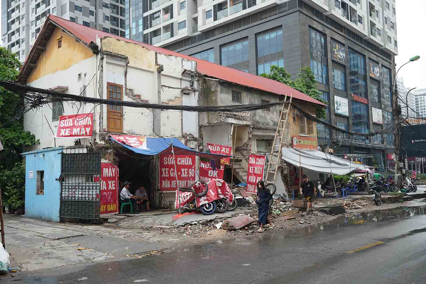 Mot cong trinh tren tuyen chua duoc giai phong mat bang. Anh: Song Huu 
