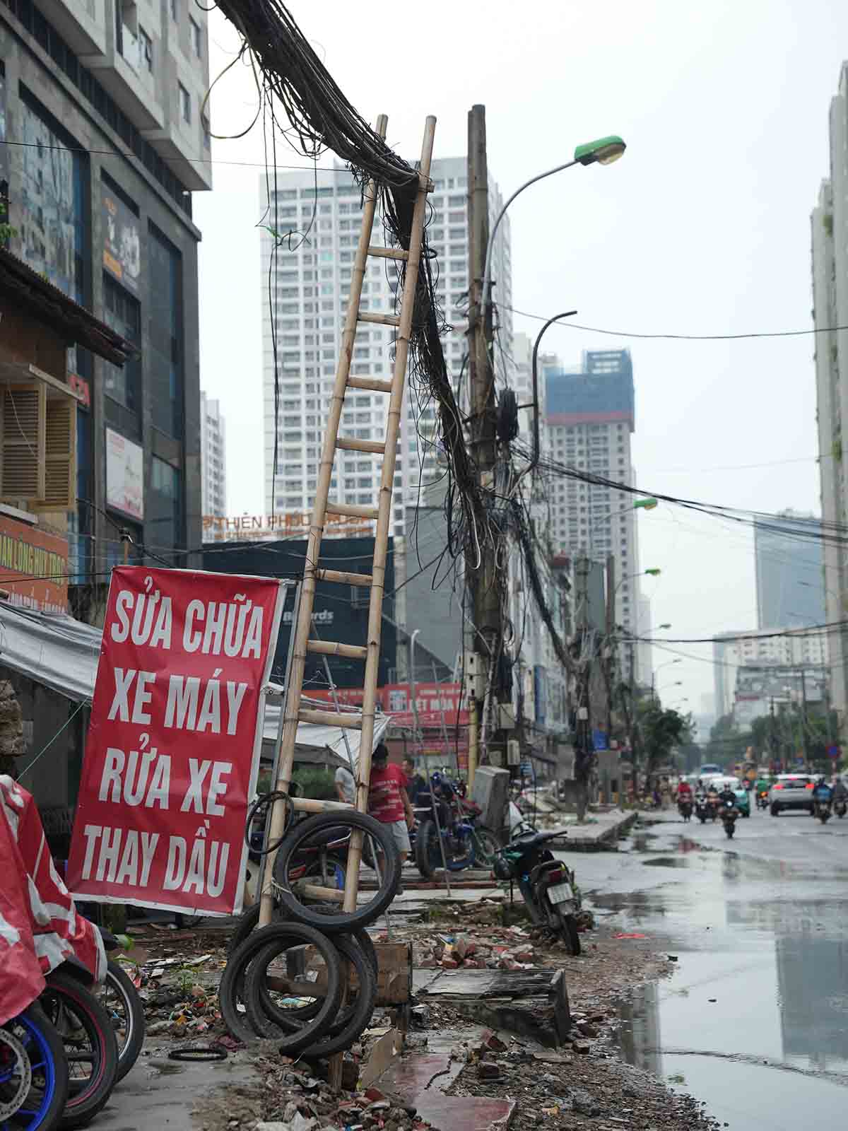 Ha tang ky thuat phia trai tuyen chua duoc di doi. Anh: Song Huu 