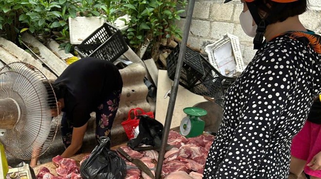 Nguoi dan Hung Yen than trong voi thit lon khi dich ta lan rong. Anh: Mai Huong