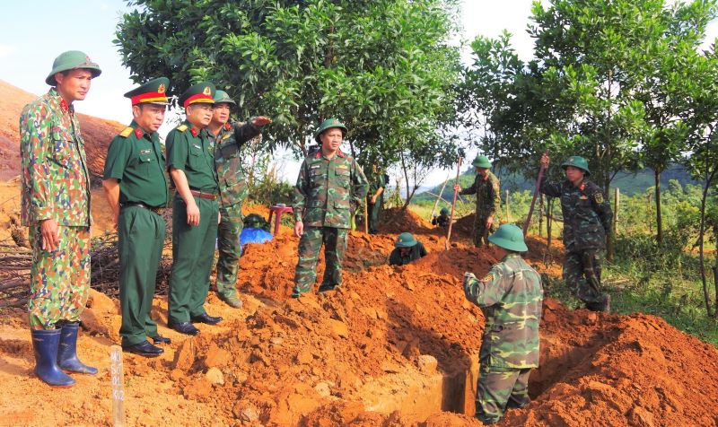 The remains collection team of the 337th National Defense Economic Group searched for the remains of the martyrs. Photo: Duy Dong
