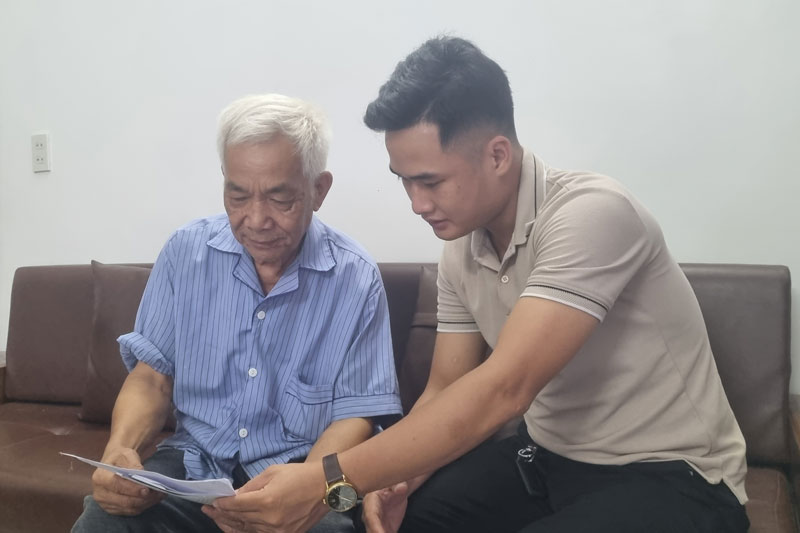 Ong Le Nguyen To cho phong vien xem nhung tap tai lieu ghi lai dau an Bao Lao Dong tai Chien khu Viet Bac. Anh: PHUNG MINH