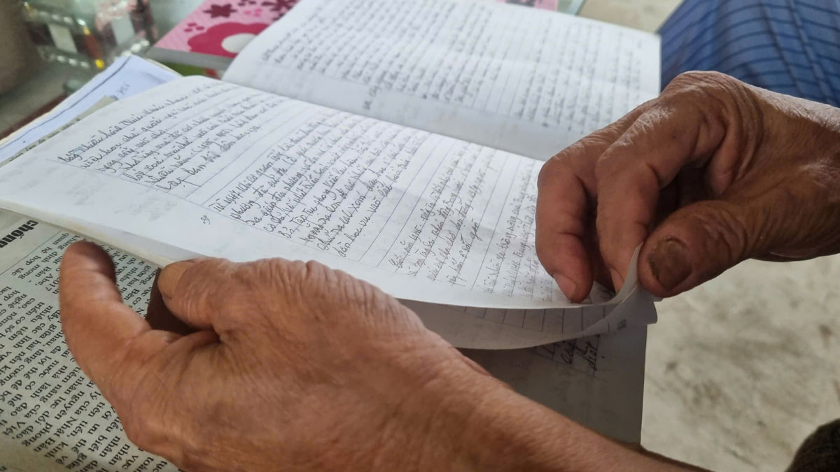Nhung ky uc ve Bao Lao Dong duoc ong Le Nguyen To ghi chep can than trong so tay. Anh: Phung Minh