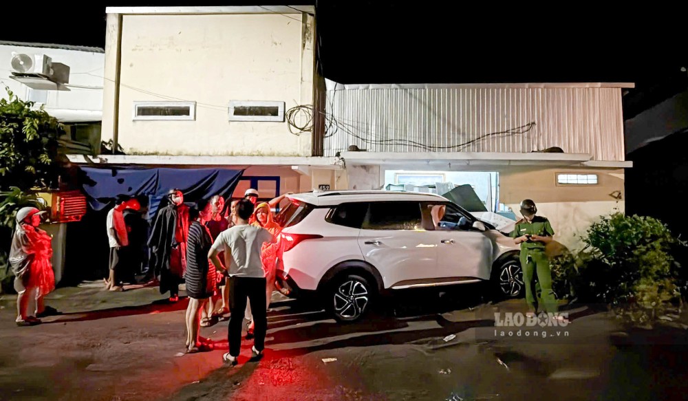 The scene of the car crash straight into a house. Photo: Nguyen Luan