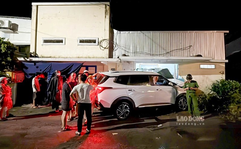 The scene of the car crash straight into a house. Photo: Nguyen Luan