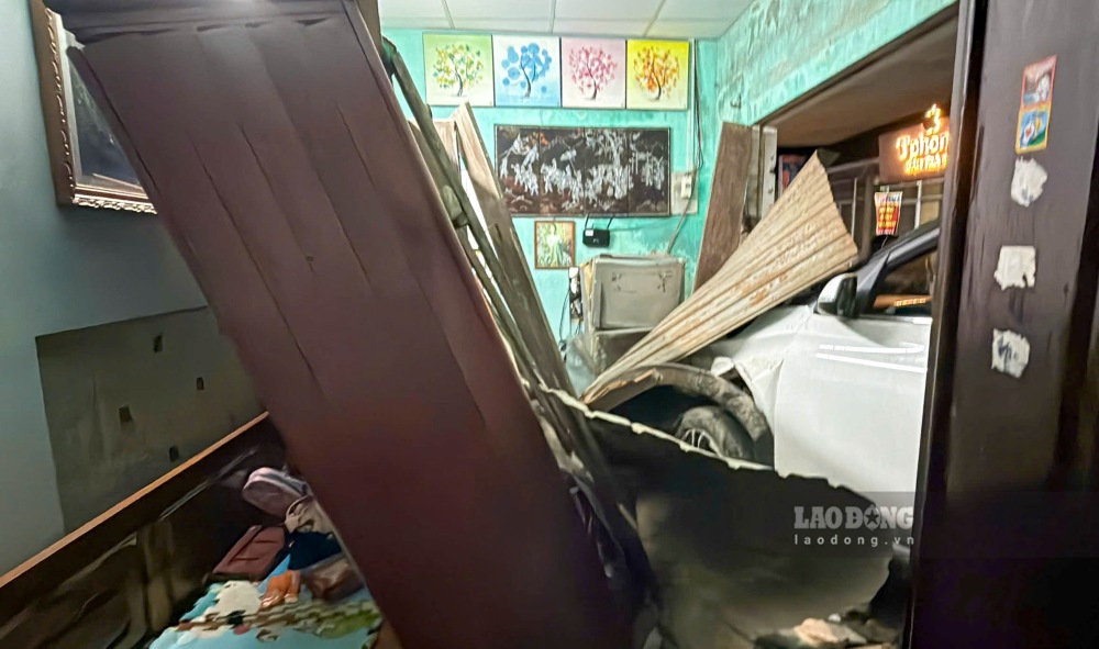 Scene of the car crash into a house in Hue.