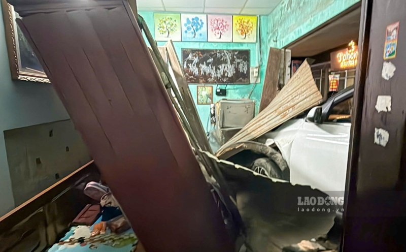 Scene of the car crash into a house in Hue.