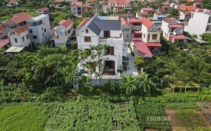 Transferring or donating land requires payment of some fees. Photo: Phan Anh