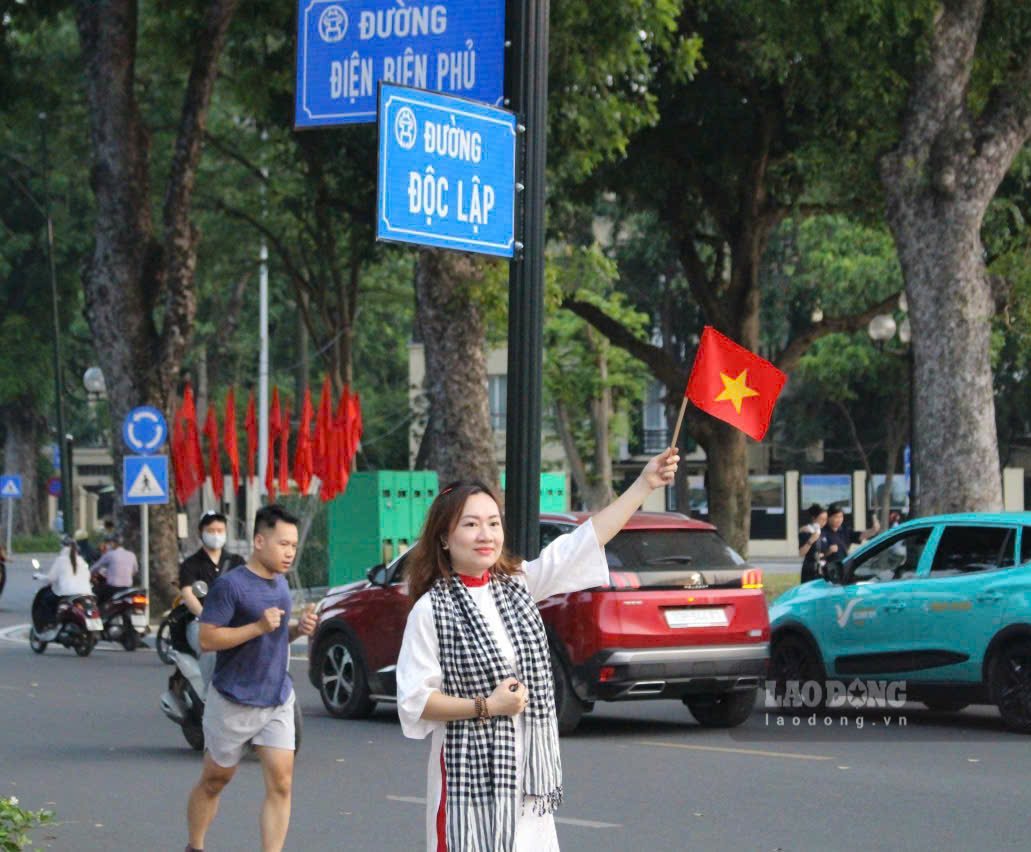 Vao ngay 2.9 tai Quang truong Ba Dinh se to chuc Le dieu binh, dieu hanh ky niem 80 nam Quoc khanh nuoc Cong hoa xa hoi chu nghia Viet Nam. Hien tai, Ha Noi gap rut lap dat san khau, khan dai 30.000 cho ngoi o quang truong Ba Dinh de phuc vu le ky niem.