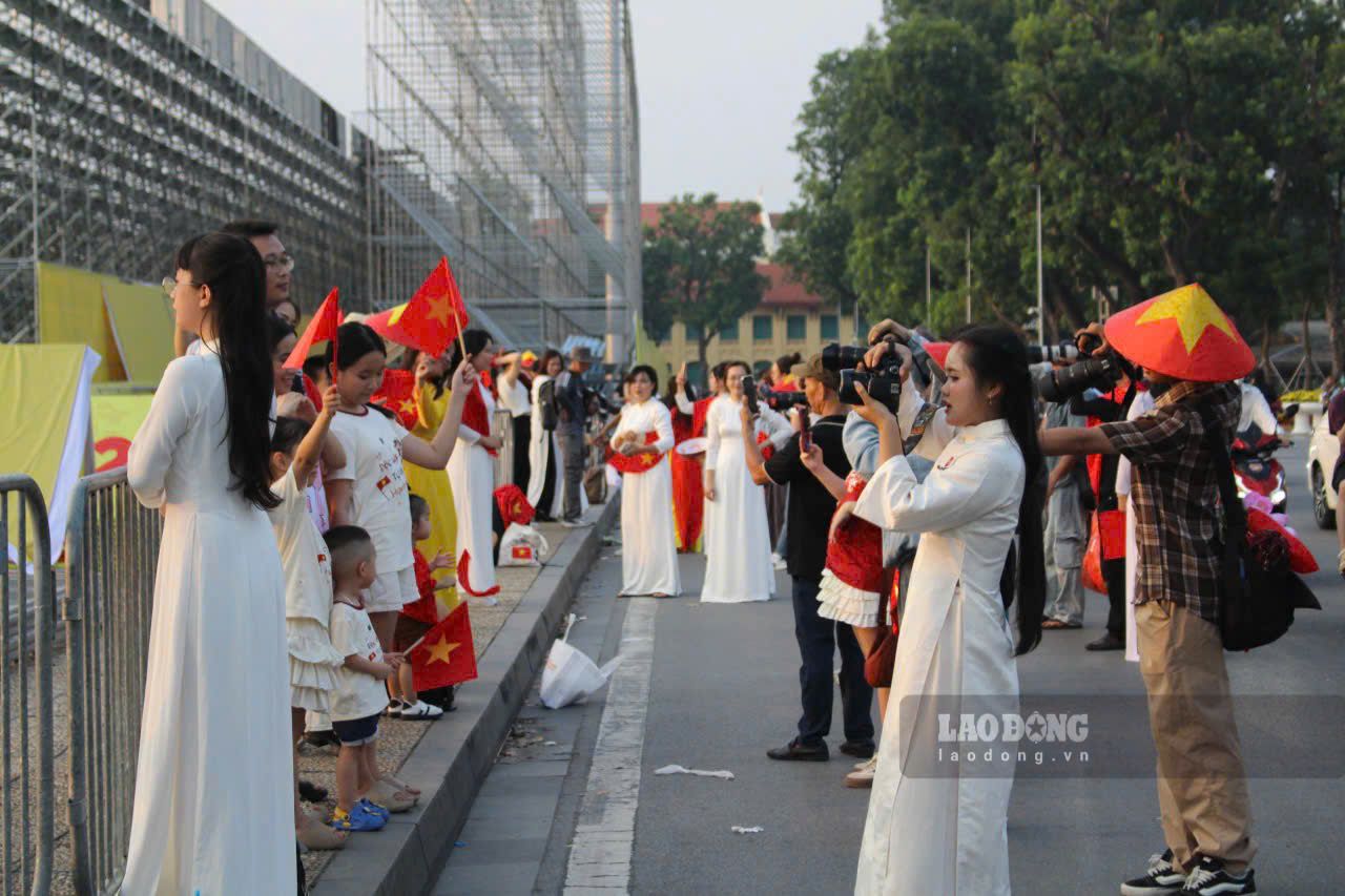 Chieu 14.8, rat dong nguoi dan, du khach da den tham lang, chup anh huong toi ngay le lon cua dan toc.