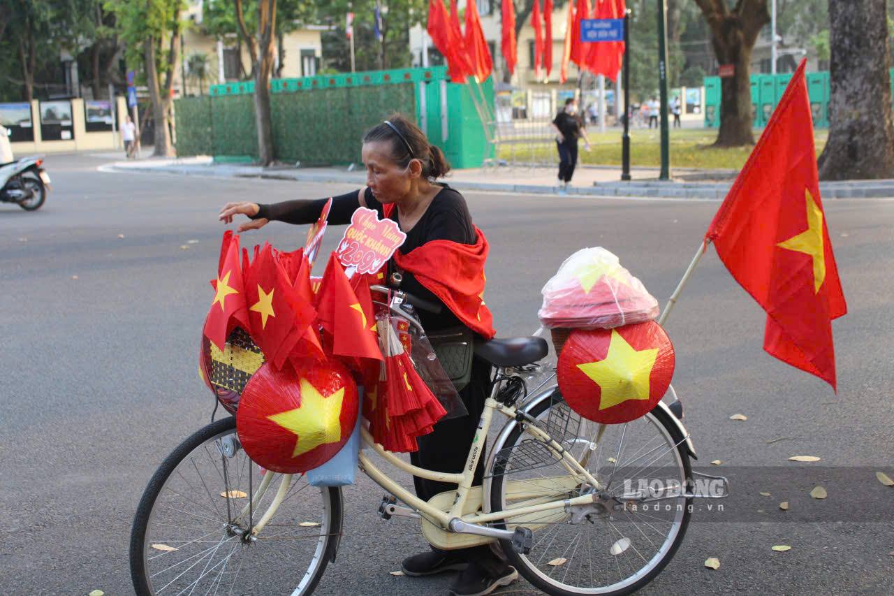 Nhung xe ban co do sao vang, non la...co san o khu vuc quanh quang truong Ba Dinh cho nguoi dan va du khach co nhu cau chup anh.