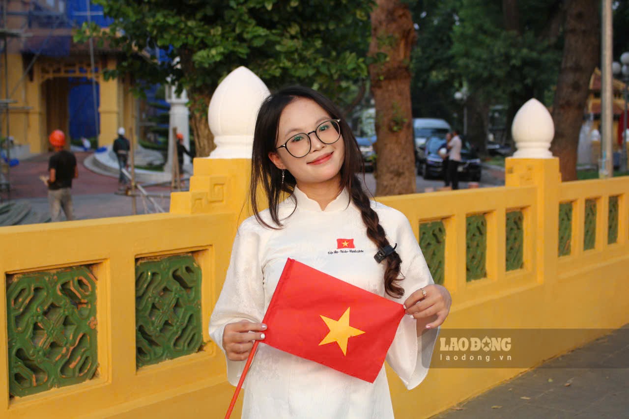 Ban Bui Dan Vy (18 tuoi, Nghe An) cho biet da chon lang Bac lam diem chup anh ngay sau khi dat chan toi Ha Noi. “Sap toi ki niem 80 nam Quoc khanh, lang Bac la diem checkin dac biet minh va cac ban cung ghe tham de chup anh. Lang Bac va quang truong Ba Dinh mang dau an lich su thieng lieng nen minh muon luu giu ki niem cung nhu chia se den moi nguoi nhieu hon“.