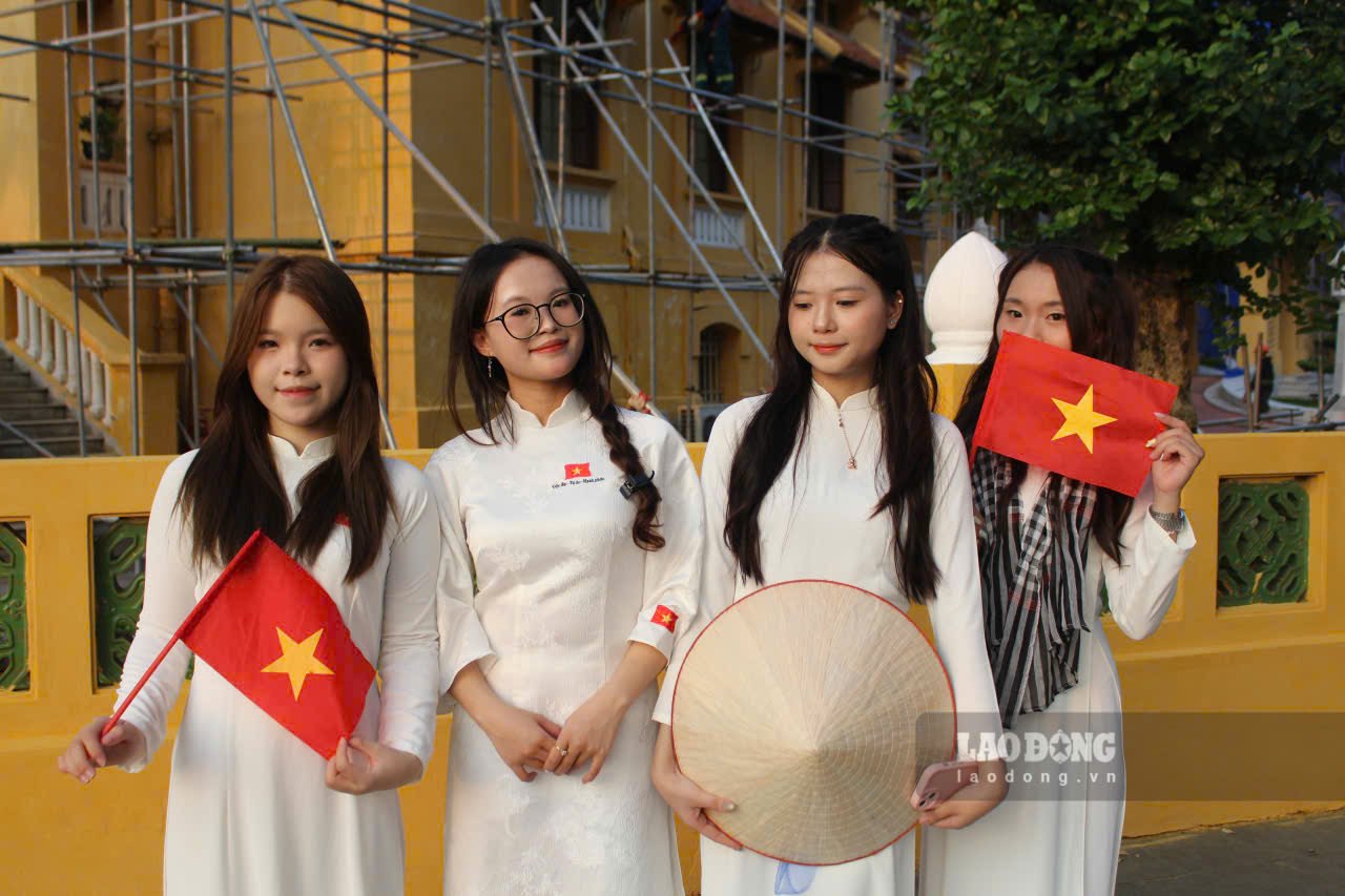 Theo Vy, ban cung ban be cua minh da chon thue ao dai truyen thong cung nhung phu kien nho xinh nhu co do sao vang, non la de co nhung tam anh dep nhat.
