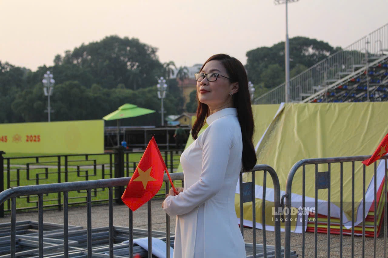 Nhung nang tho dien ao dai trang, tren tay cam la co do sao vang ruc ro dem den hinh anh rat dep, gop cung khong khi ron ra cua ca nuoc mung ki niem 80 nam Quoc khanh sap toi.