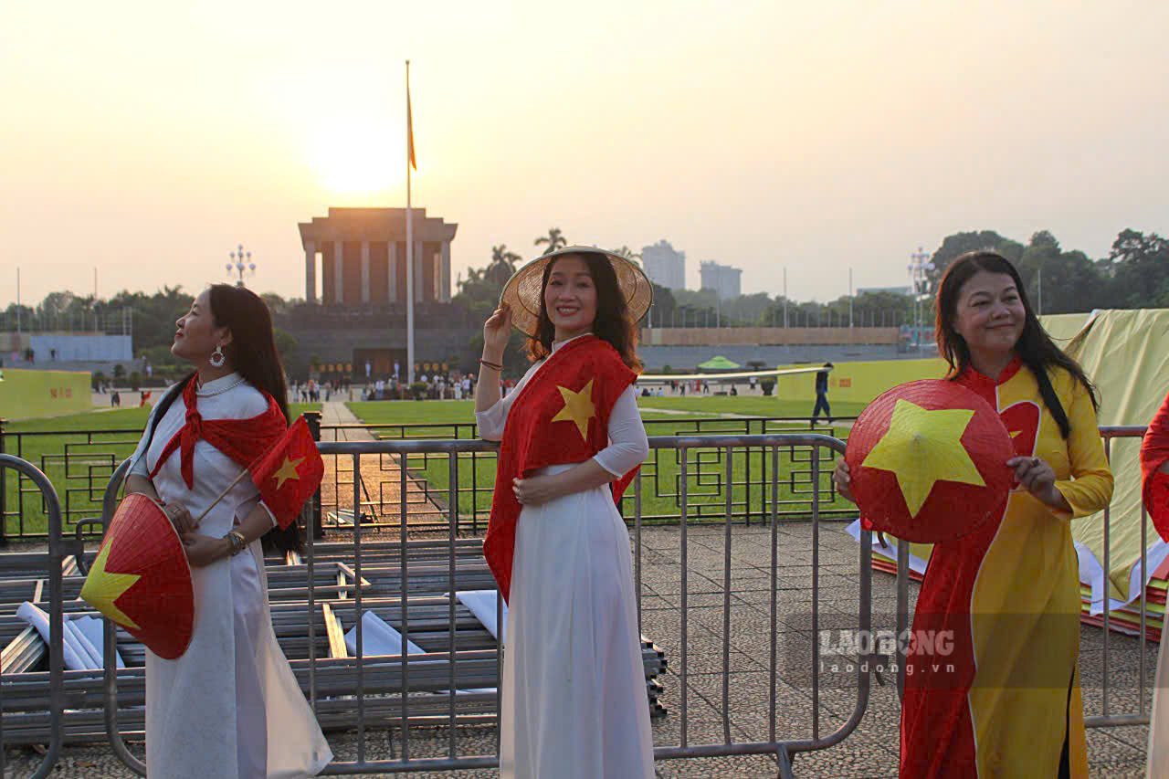 Hau het cac thieu nu deu lua chon trang phuc don gian voi ao dai trang, mang theo non la, co To quoc de check-in khu vuc trung tam.