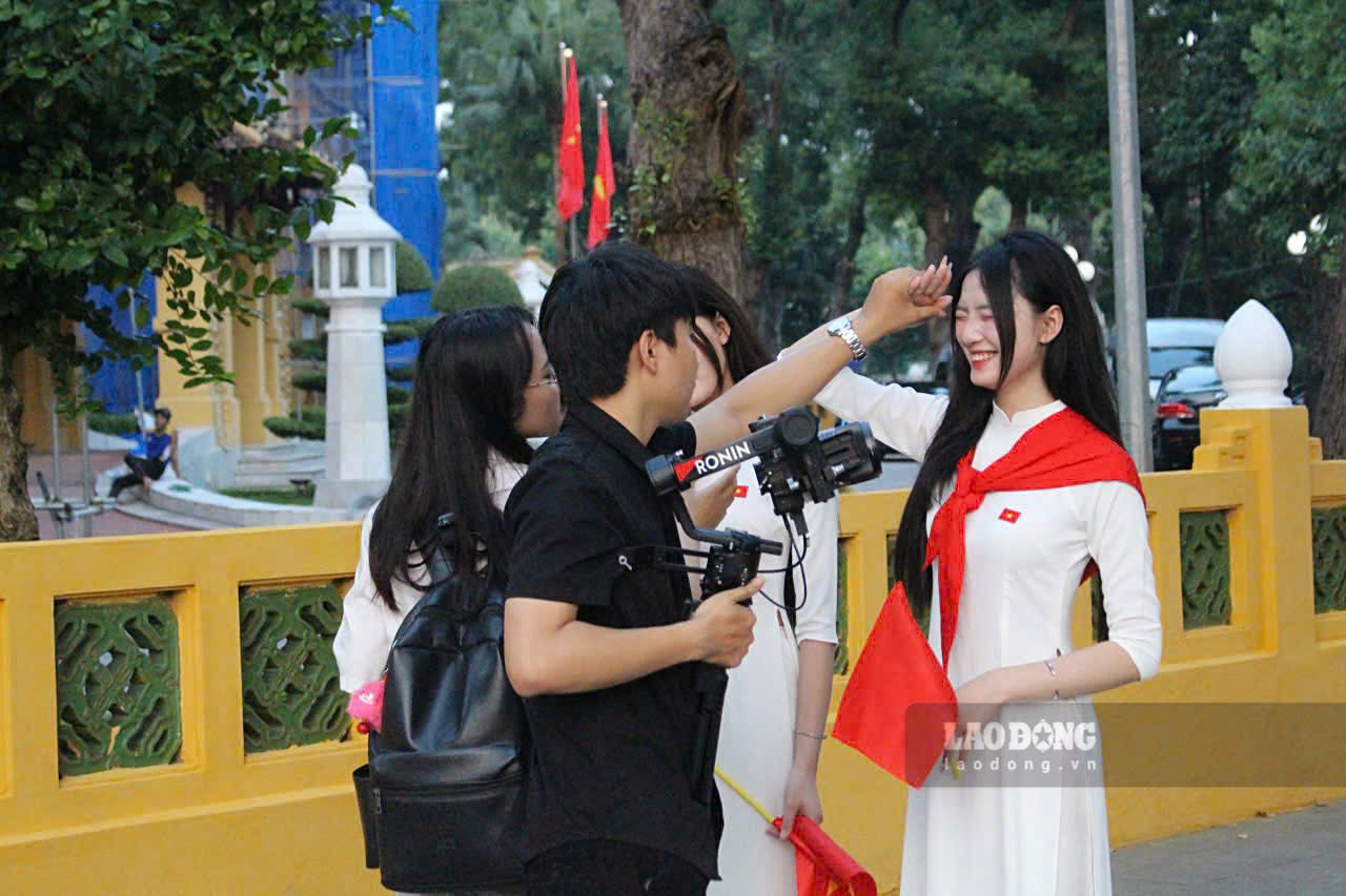 Khong it ban tre chon cach tu make up, tu chup anh bang dien thoai hoac may anh ca nhan. Tuy nhien, nhieu nguoi cung san sang dau tu thue e-kip chuyen nghiep de co bo anh hoan hao nhat.